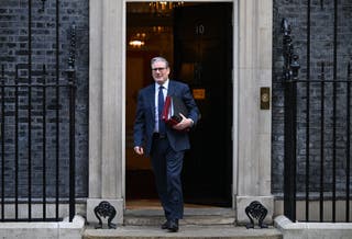 El primer ministro Keir Starmer abandona el número 10 de Downing Street en el centro de Londres